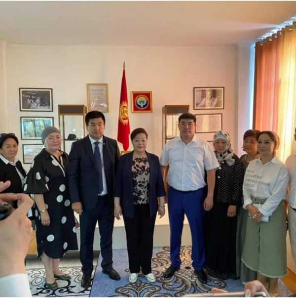 20 июня 2023 года Полномочный Посол КНР в Кыргызской Республике Ду Дэвэн по приглашению АДКР Мамутова А. посетила СОШ им.Я.Шиваза и подарила ценные подарки.